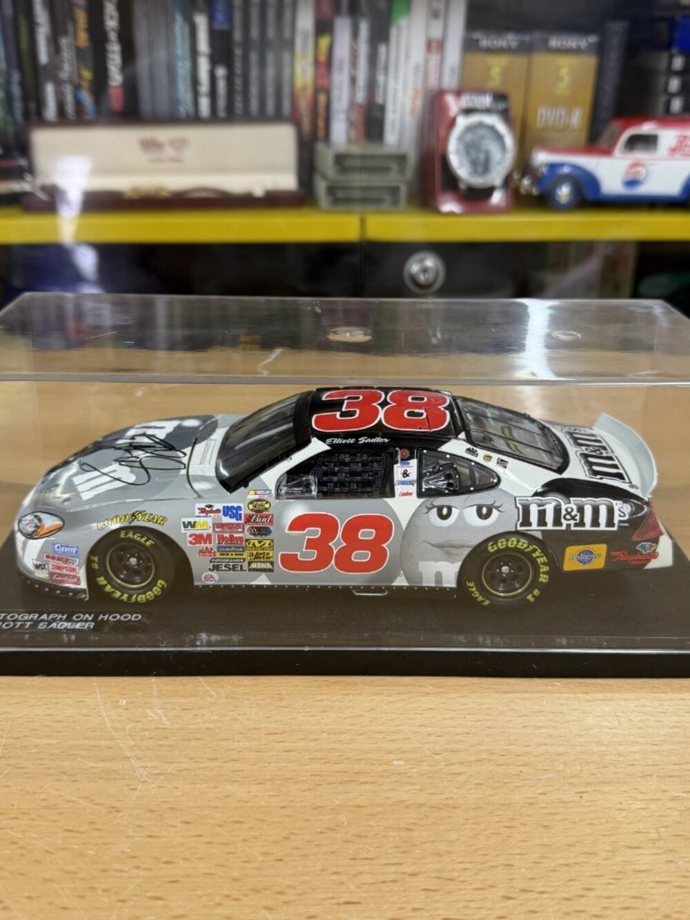 Elliott Sadler M&M Ford Taurus 1/24 NASCAR Diecast Autographed NO COA